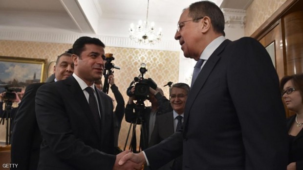 زعيم حزب الشعوب الديمقراطي، صلاح ديمرطاش مصافحا وزير الخارجية الروسي بموسكو