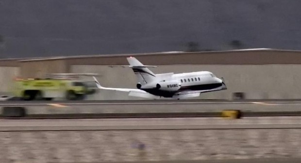 طائرة تهبط بدون عجلات في كاليفورنيا