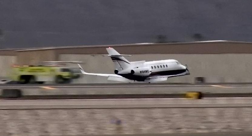 طائرة تهبط بدون عجلات في كاليفورنيا