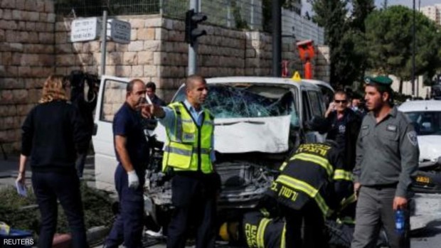 عناصر الأمن الإسرائيلية في موقع هجوم بسيارة في القدس