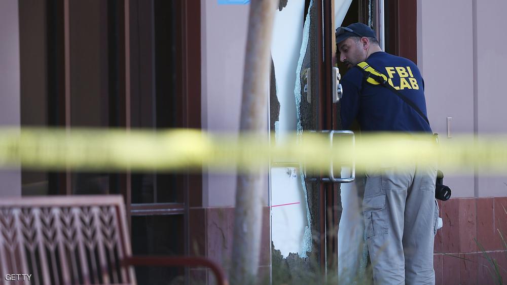 عنصر من مكتب التحقيقات الفدرالي يعاين موقع الهجوم في كاليفورنيا حيث قتل 14 شخصا على يد رجل وزوجته