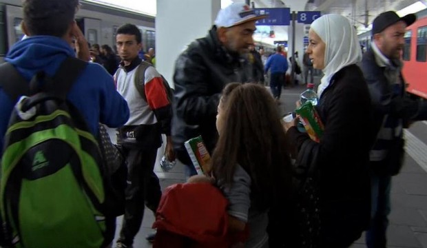 لاجئون سوريون يصلون ألمانيا قادمين من النمسا (أرشيفية)