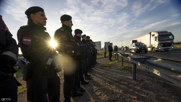 مجموعة من ضباط النمسا على الحدود مع هنغاريا