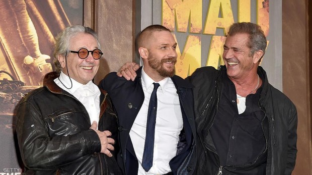 من اليمين الممثل الأميركي ميل غبيسون والممثل توم هاردي والمؤلف والمنتج جورج ميلر