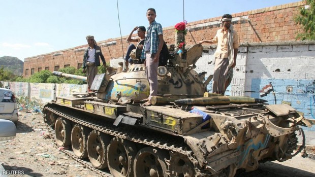 القوات المشتركة تستولي على إحدى الآليات العسكرية في إحدى طرق المعارك مع الحوثيين في تعز