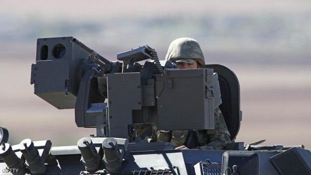 أحد أفراد الجيش التركي يراقب الحدود مع سوريا