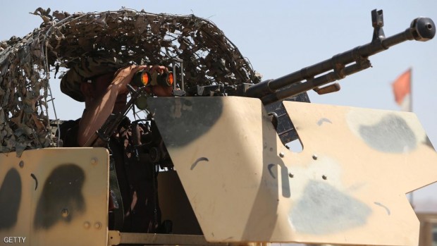 أحد عناصر البشمركة يراقب الأوضاع على الخطوط الأمامية لمعسكر بعشيقة حيث توجد القوات التركية - أرشيفية