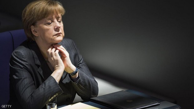 أدت سياسة ميركل المنفتحة حيال اللاجئين إلى خفض شعبيتها