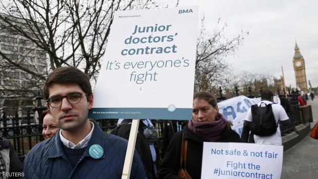 أطباء بريطانيون يعتصمون خارج مستشفى وسط العاصمة لندن الثلاثاء