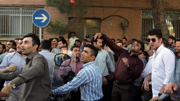 إيرانيون هاجموا السفارة السعودية في طهران