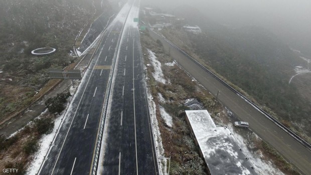 الثلوج تغطي إحدى الطرق السريعة في مقاطعة جنوبي الصين