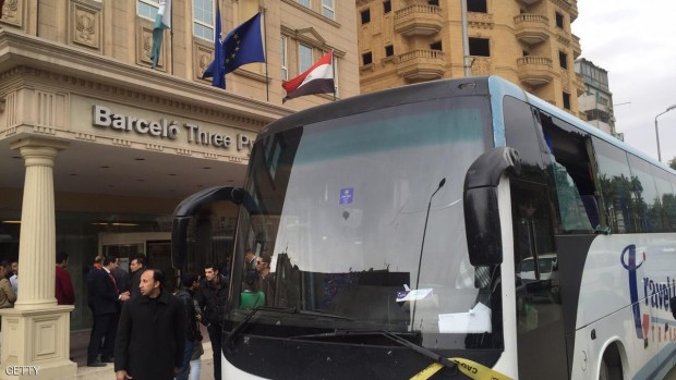 الحافلة التي استهدفها مسلحون بمدخل الفندق