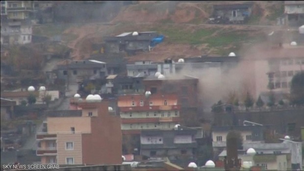 الدبابات التركية تدك أهدافا لمسلحين أكراد في بلدة الجزيرة