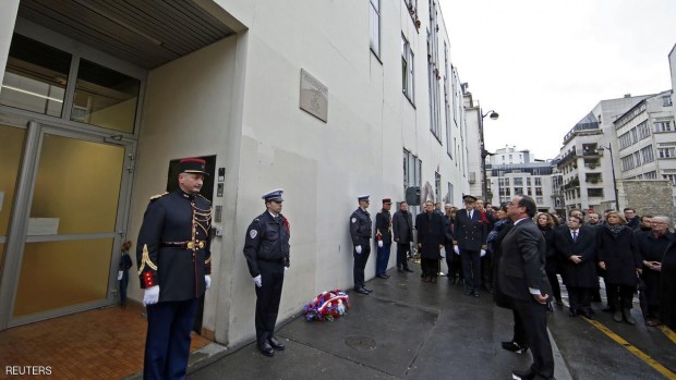الرئيس الفرنسي أمام النصب التذكاري لصحيفة شارلي إيبدو