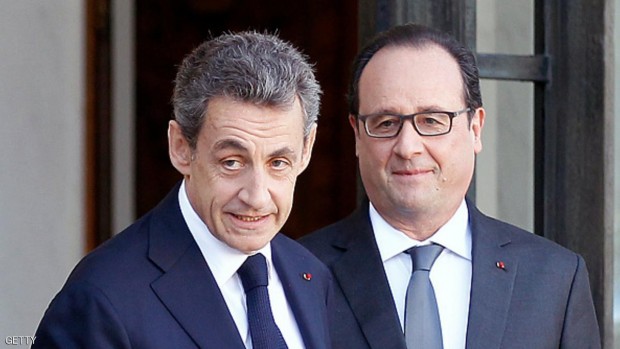 الرئيس الفرنسي، فرانسوا هولاند، إلى جانب سلفه نيكولا ساركوزي