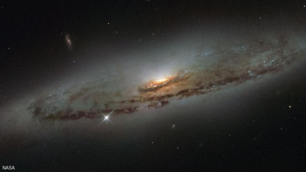 الصورة التي نشرتها ناسا للثقب الأسود في المجرة التي تبعد 65 مليون سنة ضوئية عن نظامنا الشمسي