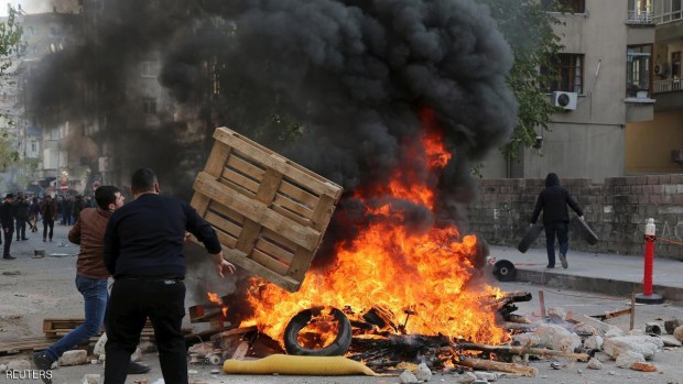 المحتجون الأكراد أبدوا رفضهم لقرار حظر التجوال