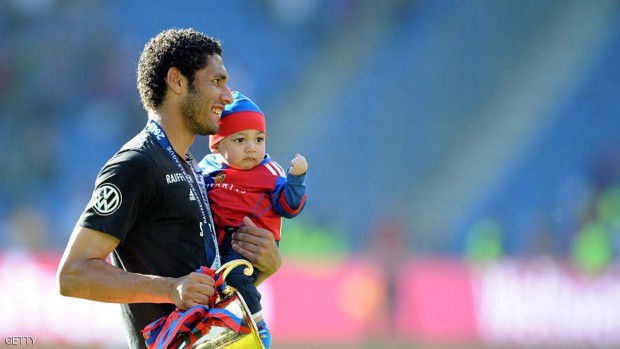 النني سيرتدي قميص أرسنال قادما من بازل السويسري