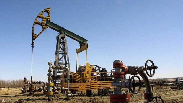 تخمة المعروض من النفط العالمي تحد من ارتفاع الأسعار