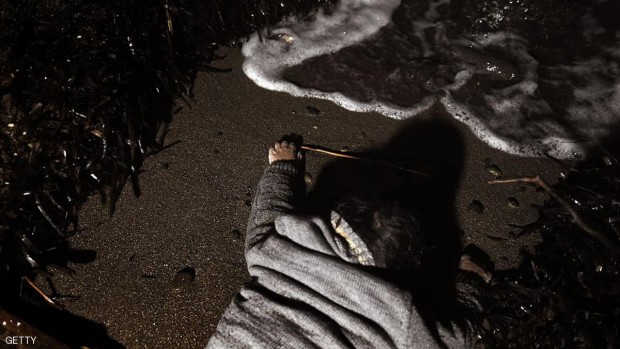 جثة طفل لاجئ ملقاة على شاطئ اليونان بعد أن لقي مصرعه غرقاً