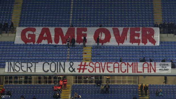 جماهير ميلان تعبر عن استيائها بلافتة ضخمة قبيل إحدى المباريات