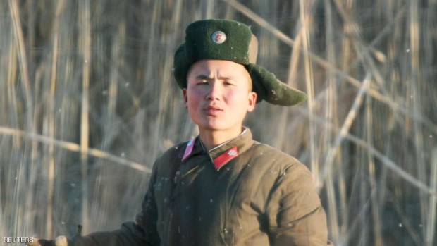 جندي كوري شمالي كما أمكن رؤيته بالقرب من بلدة سينويغو الكورية الشمالية المقابلة لمدينة داندونغ