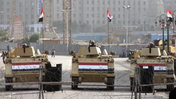 جنود مصريون فوق مدرعات بميدان التحرير في القاهرة (أرشيفية)