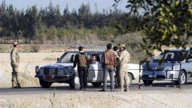 رجال أمن يقفون على نقطة تفتيش في العريش بشمال سيناء