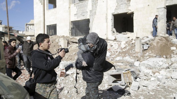 رجل ينقذ امرأة من مبنى أصيب جراء القصف على معرة النعمان