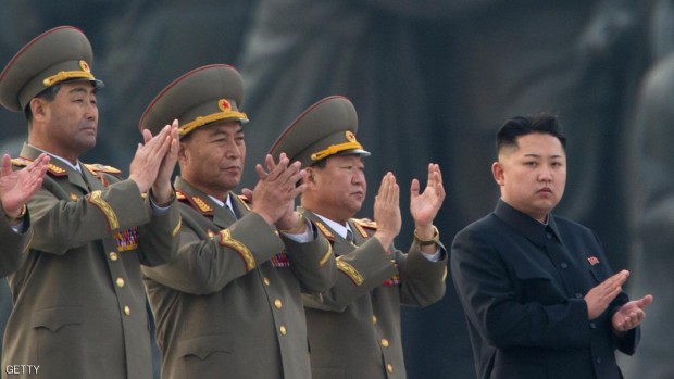 زعيم كوريا الشمالي كيم يونغ في عرض عسكري