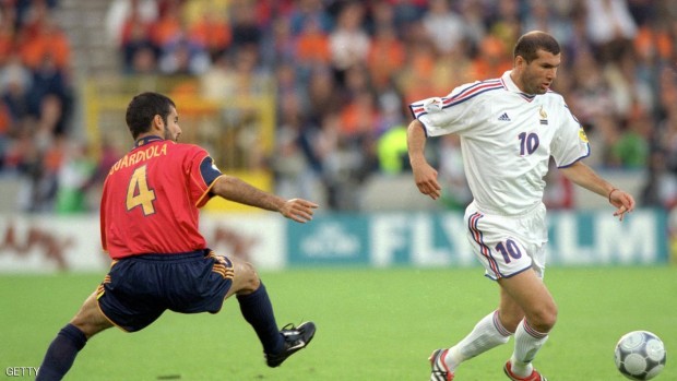 زين الدين زيدان وغوارديلا أيام التنافس داخل المستطيل الأخضر