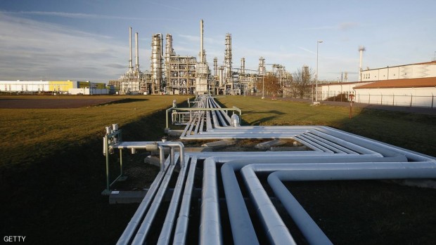 شبكة أنابيب بإحدى محطات تكرير النفط ـ أرشيف