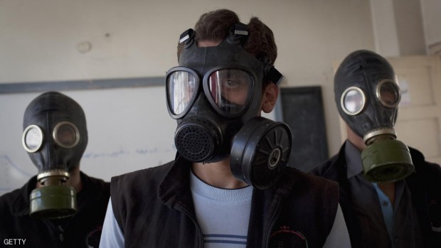 صورة أرشيفية لأشخاص يرتدون أقنعة تحميهم من الأسلحة الكيماوية في سوريا