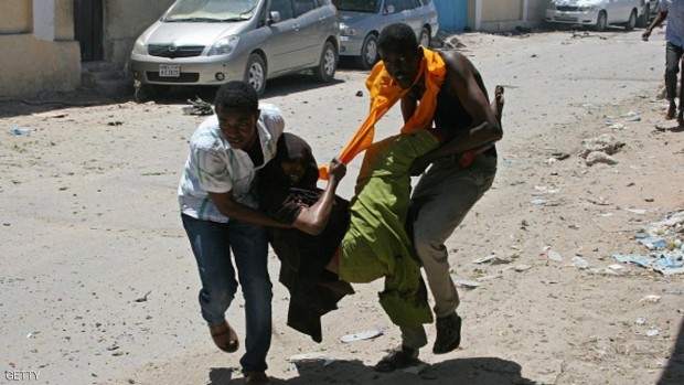 صورة أرشيفية لإسعاف ضحايا هجوم إرهابي بالعاصمة الصومالية