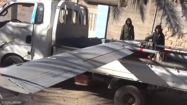 صورة بثها مسلحو تنظيم الدولة للطائرة التي قالوا إنهم أسقطوها