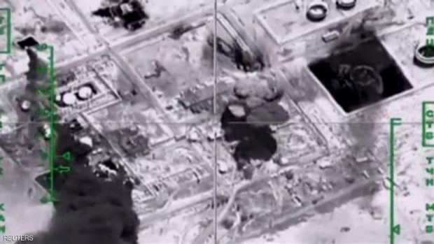 صورة نشرتها وزارة الدفاع الروسية لما قالت إنها غارة على موقع نفطي يسيطر عليه تنظيم الدولة