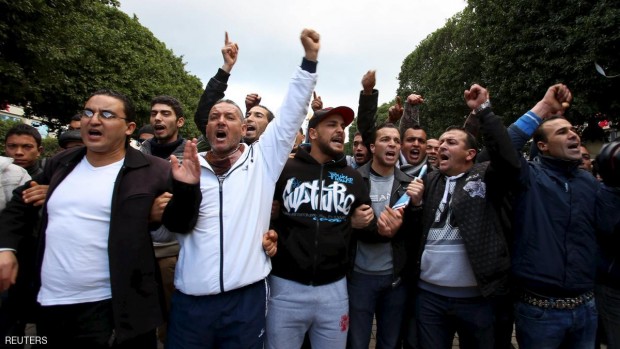 عاطلون عن العمل يهتفون خلال تظاهرة لمطالبة الحكومة بوظائف في شارع الحبيب بورقيبة في تونس