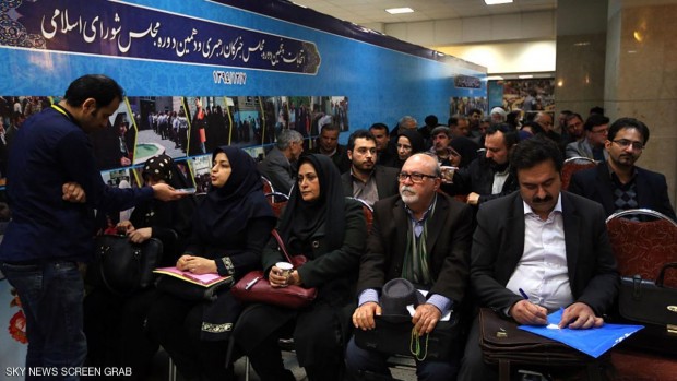 عشرات من المتقدمين للترشح لانتخابات كل من مجلس الخبراء والبرلمان في إيران