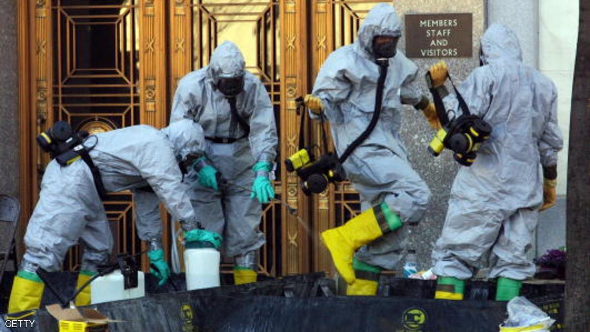 عمال أميركيون بعد إنهائهم أبحاثا حول مادة الأنثراكس