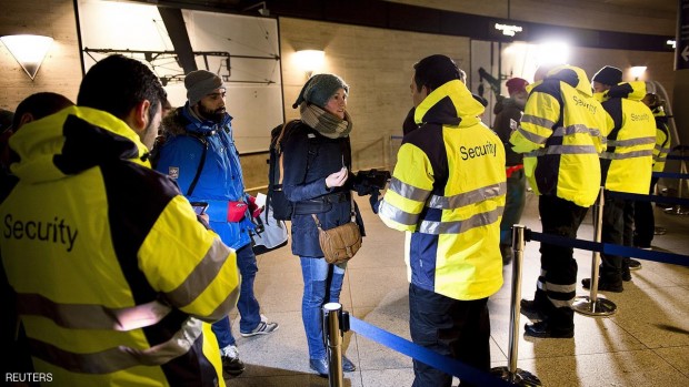 عناصر من الشرطة الدنماركية يتفقدون هويات مسافرين في محطة قطارات خارج كوبنهاغن