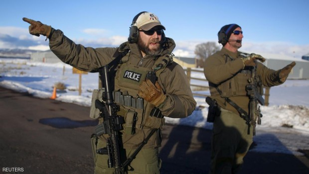 عناصر من مكتب التحقيقات الفيدرالية أمام مدخل المحمية التي احتلتها ميليشيا في أوريغون