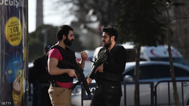 عنصران من الشرطة بعيد تفجير إسطنبول