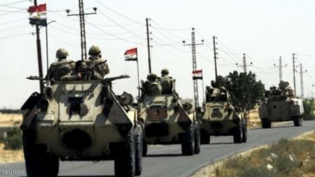 مدرعات عسكرية على طريق في شمال سيناء بمصر