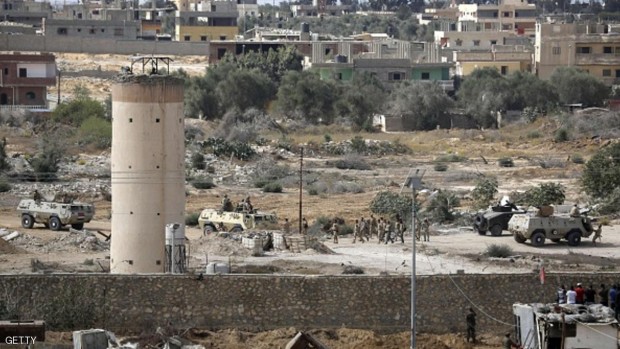 مدرعات للجيش تنتشر في مدينة رفخ المصرية - أرشيف