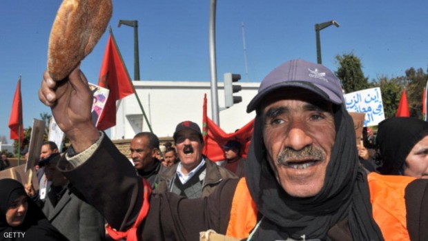 مواطن مغربي يحتج على غلاء الأسعار في العاصمة الرباط