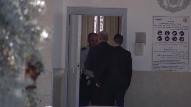 أولمرت يبدأ تطبيق عقوبة السجن 19 شهرا