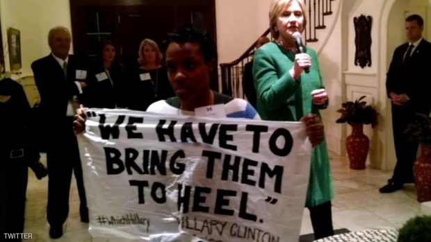 رفعت ويليامز لافتة تحمل تصريحات سابقة لكينتون اعتبرت مسيئة للمواطنين السود