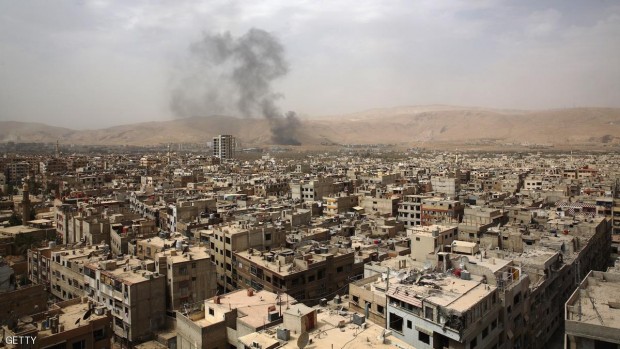 آثار سقوط قذيفة قرب دمشق