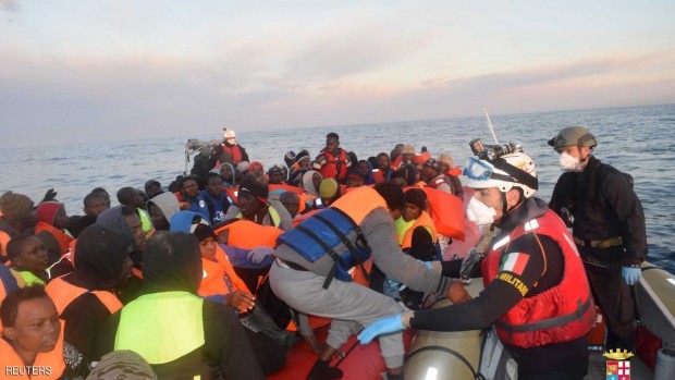 إحدى قوارب البحرية الإيطالية أثناء إنقاذ مهاجرين