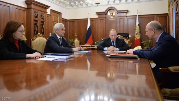اجتماع حكومي مصغر يترأسه الرئيس الروسي فلاديمير بوتن في الكرملين